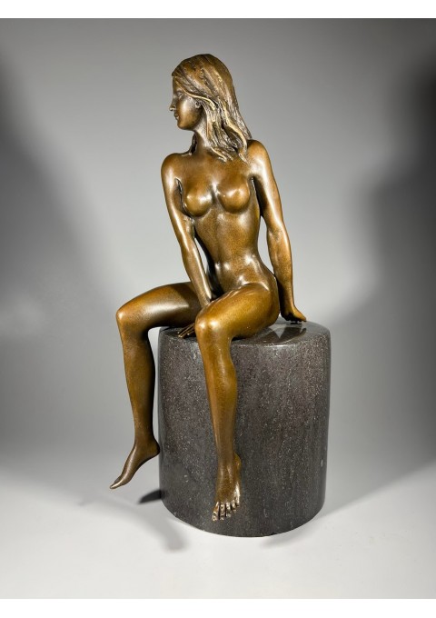 Skulptūra, statulėlė erotinė, bronzinė Mergina sėdi. Autorius Claude. Prancūzija. Pagrindas marmurinis. Svoris 4 kg. Kaina 287
