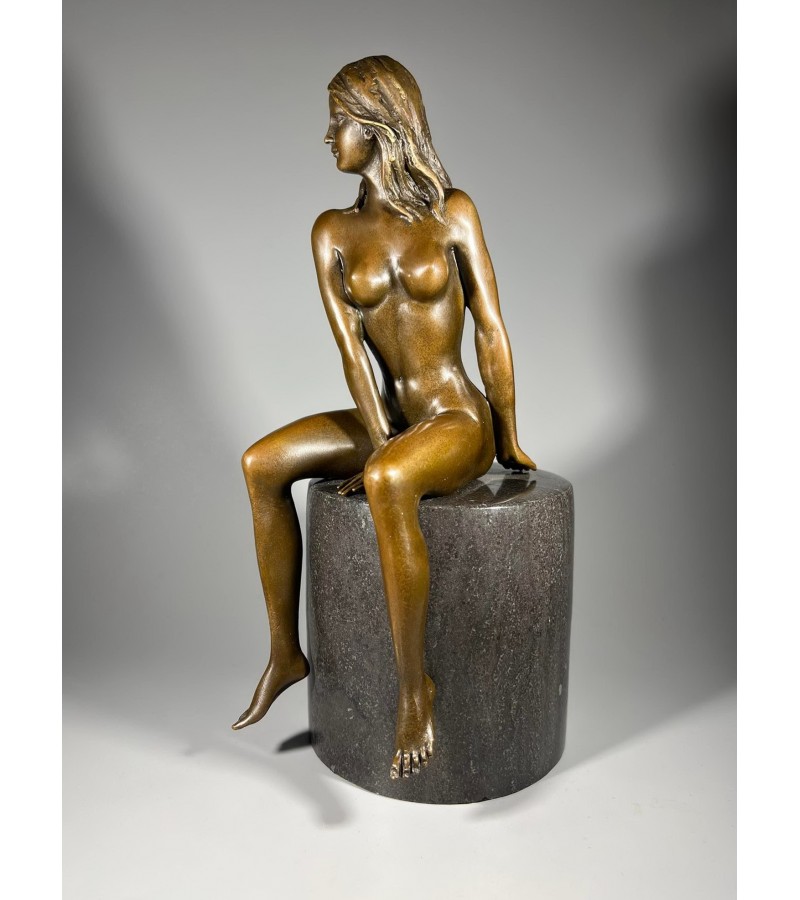 Skulptūra, statulėlė erotinė, bronzinė Mergina sėdi. Autorius Claude. Prancūzija. Pagrindas marmurinis. Svoris 4 kg. Kaina 287