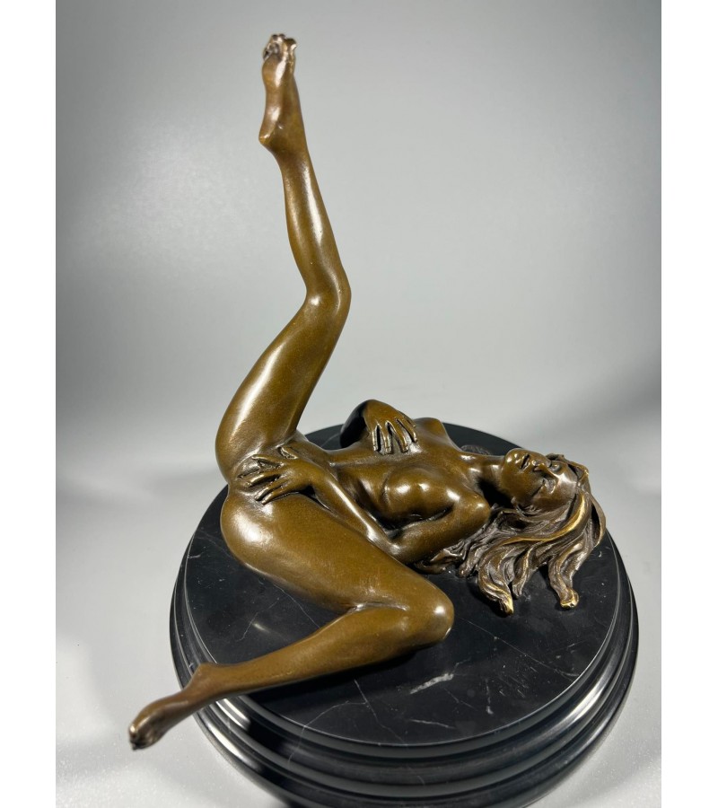 Skulptūra, statulėlė erotinė, bronzinė Mergina guli. Autorius Mavchi. Prancūzija. Pagrindas marmurinis. Svoris 3,1 kg. Kaina 278