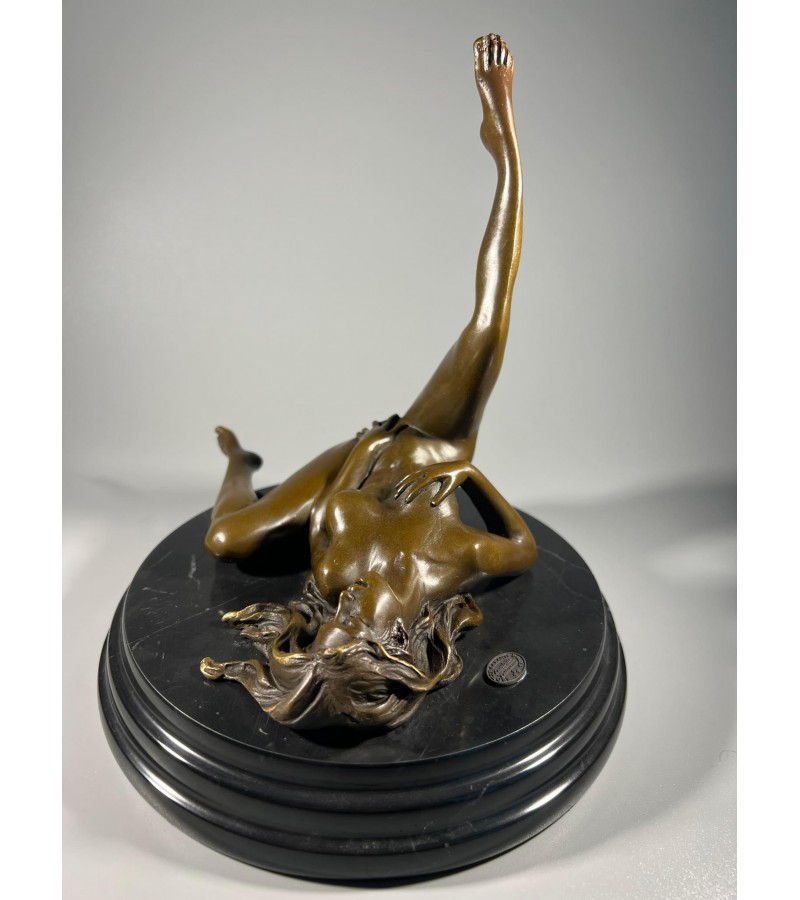 Skulptūra, statulėlė erotinė, bronzinė Mergina guli. Autorius Mavchi. Prancūzija. Pagrindas marmurinis. Svoris 3,1 kg. Kaina 278