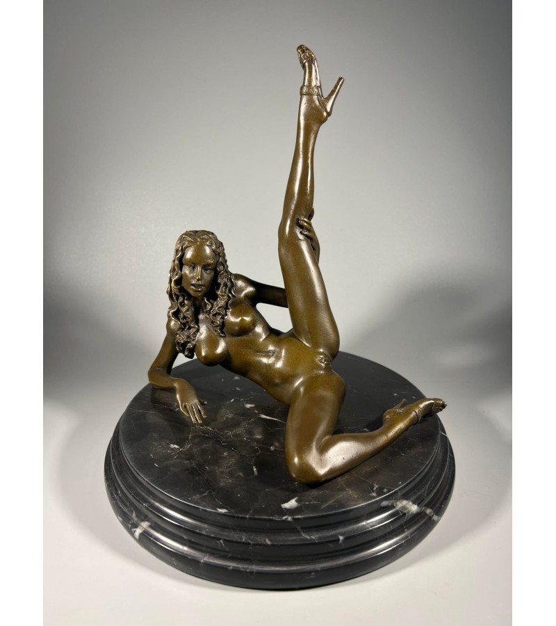 Skulptūra, statulėlė erotinė, bronzinė Mergina guli. Autorius Mavchi. Prancūzija. Pagrindas marmurinis. Svoris 3,2 kg. Kaina 278