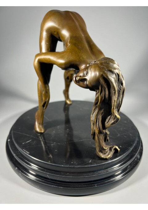 Skulptūra, statulėlė erotinė, bronzinė Mergina. Autorius Mavchi. Prancūzija. Pagrindas marmurinis. Svoris 3,6 kg. Kaina 268