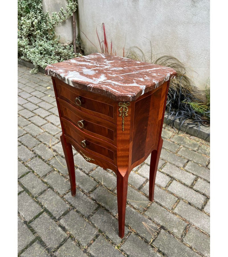 Spintelė - komodėlė nedidelė marmuriniu stalviršiu bei 3 stalčiais, puošta bronza, vintažinė. Kaina 187