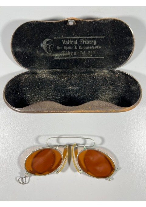 Pensne akiniai tamsiais stiklais originalioje dėžutėje, antikvariniai. Kaina 63