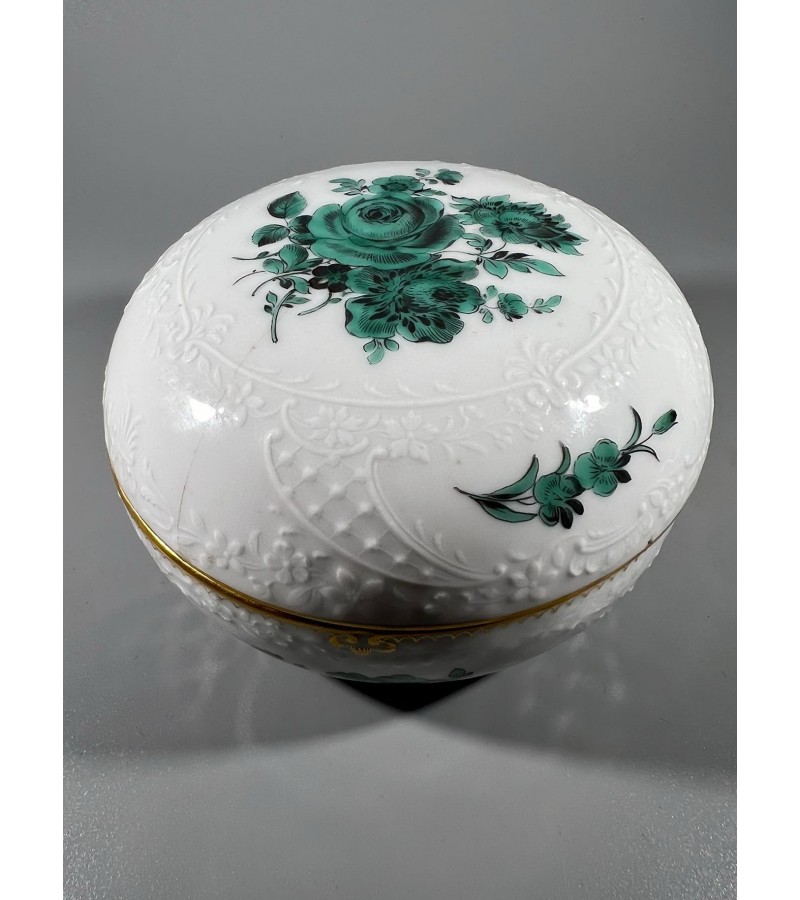 Dėžutė Meissen porcelianinė antikvarinė. Dangtelio defektas. Kaina 26