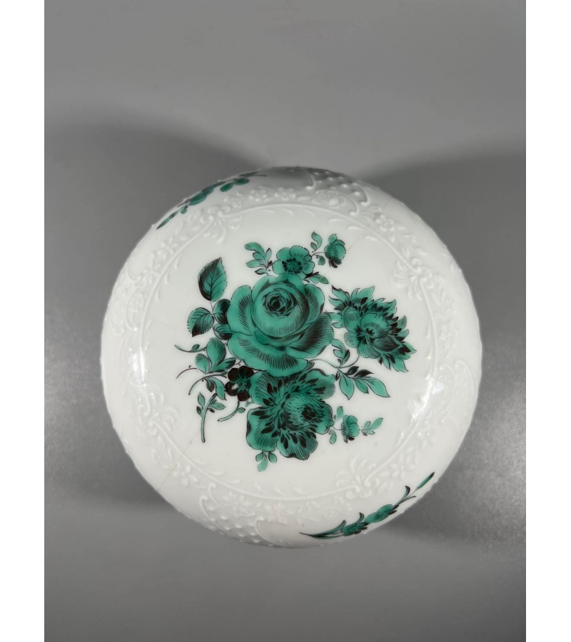 Dėžutė Meissen porcelianinė antikvarinė. Dangtelio defektas. Kaina 26