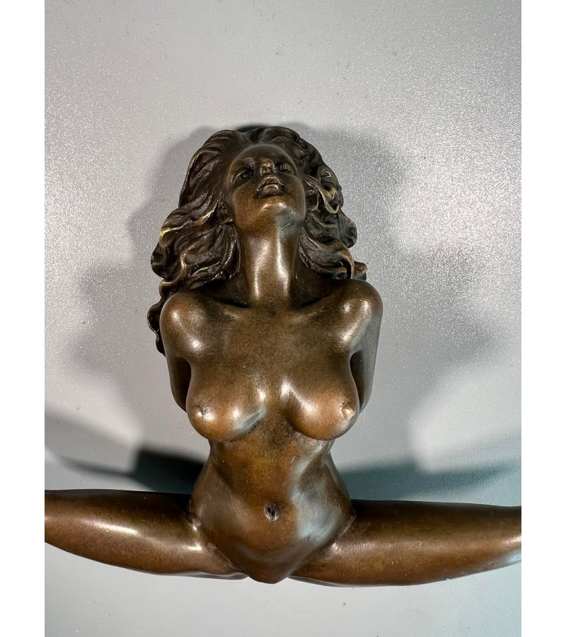 Skulptūra, statulėlė erotinė, bronzinė Mergina gulinti. Autorius Jean Patoue. Prancūzija. Kaina 187