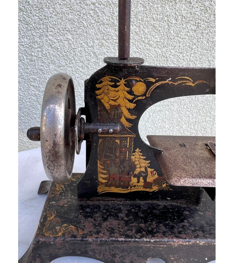 Siuvimo mašinėlė antikvarinė. Kaina 66