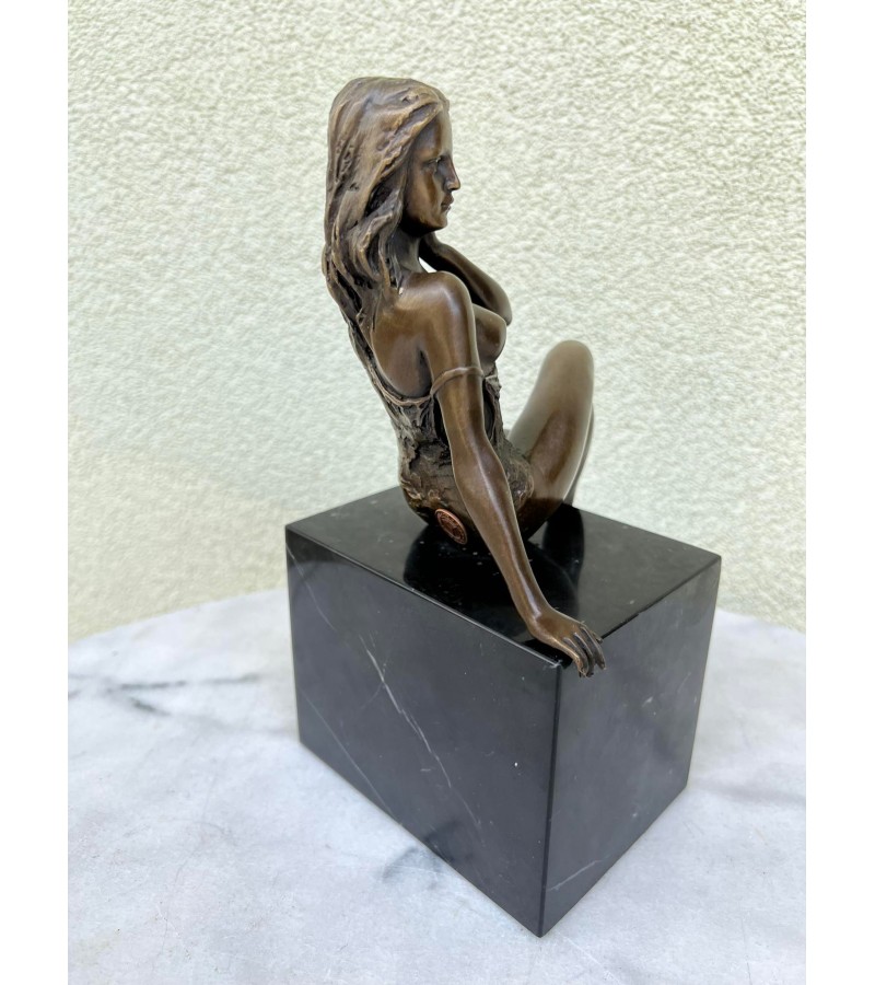 Skulptūra, statulėlė erotinė, bronzinė Mergina sėdi. Autorius Jean Patoue. Prancūzija. Kaina 287