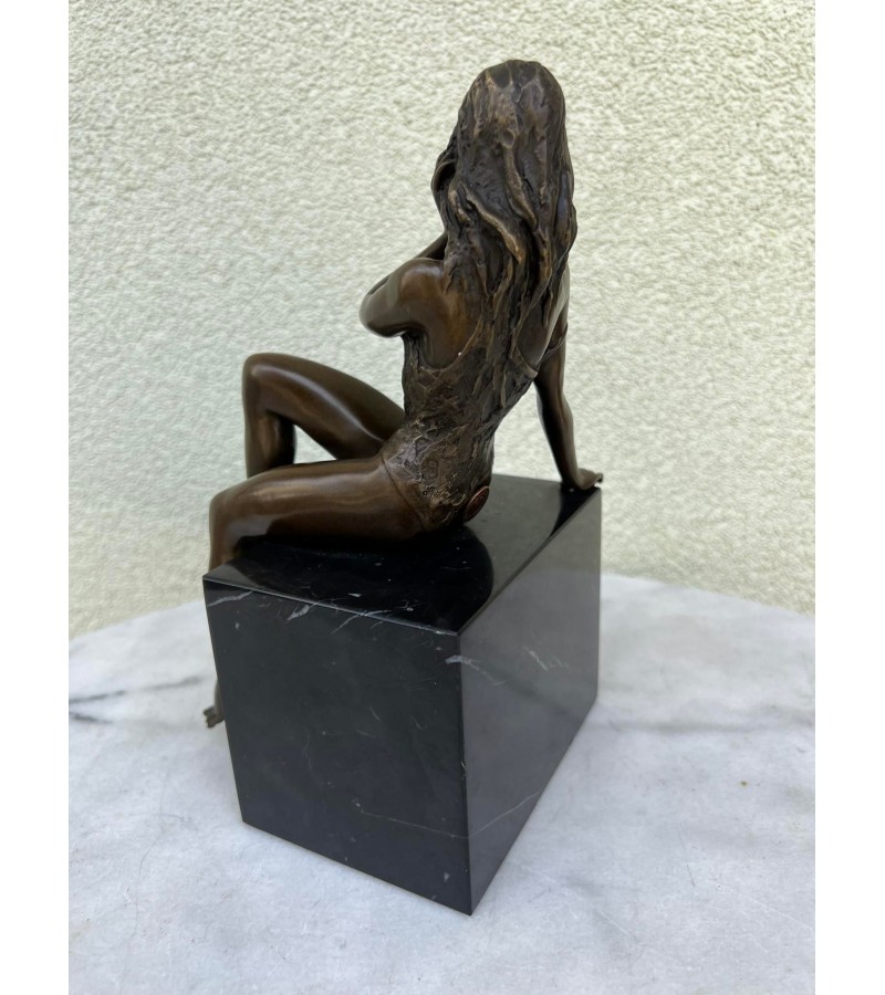 Skulptūra, statulėlė erotinė, bronzinė Mergina sėdi. Autorius Jean Patoue. Prancūzija. Kaina 287