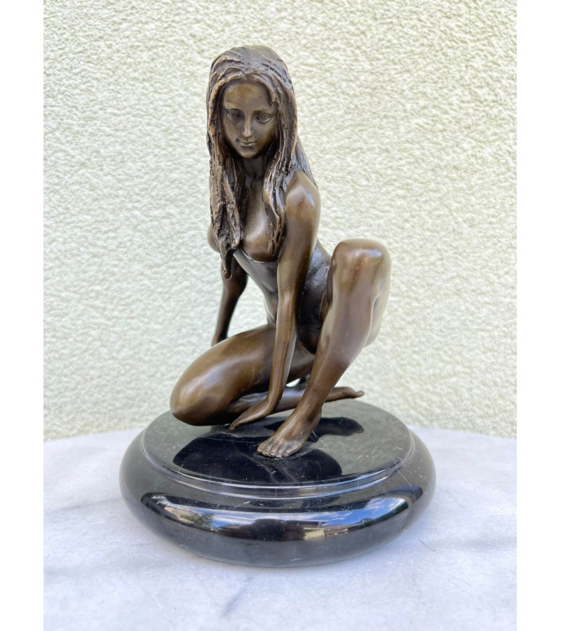 Skulptūra, statulėlė erotinė, bronzinė Mergina priklaupus. Autorius Claude. Prancūzija. Kaina 277