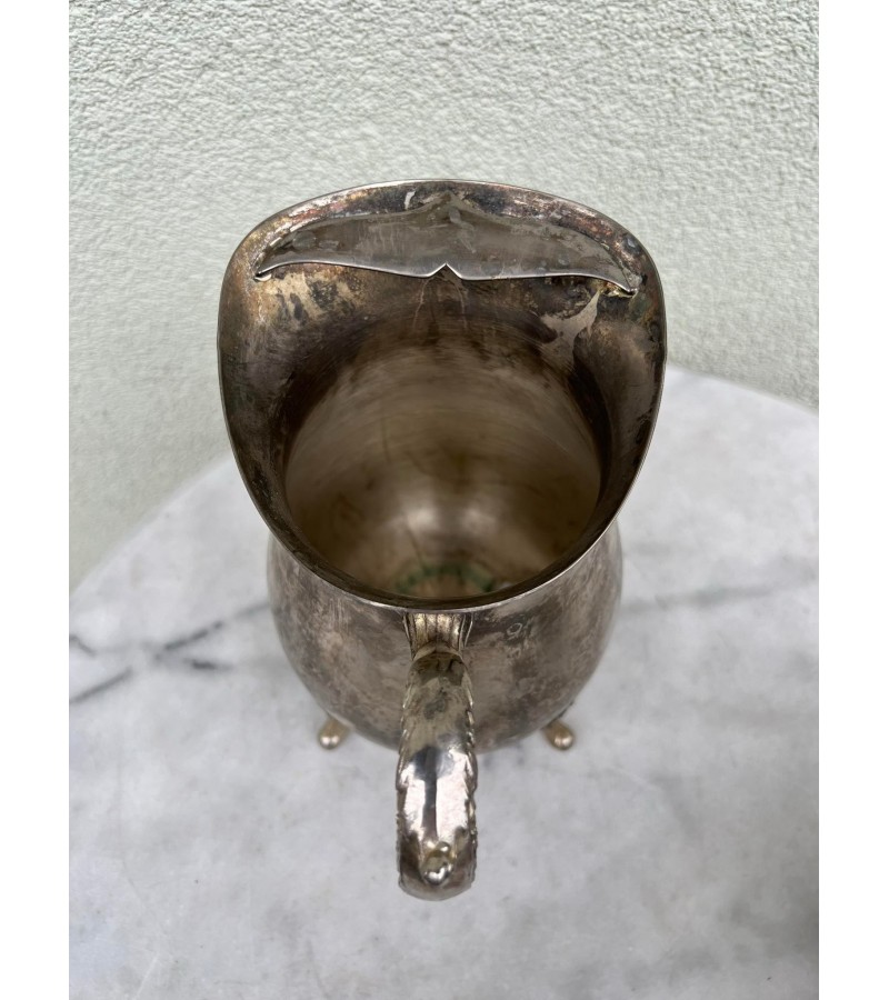 Ąsotis metalinis, sidabruotas, antikvarinis su filtru išpilant. Aukštis 23 cm. Talpa 2 l. Kaina 87