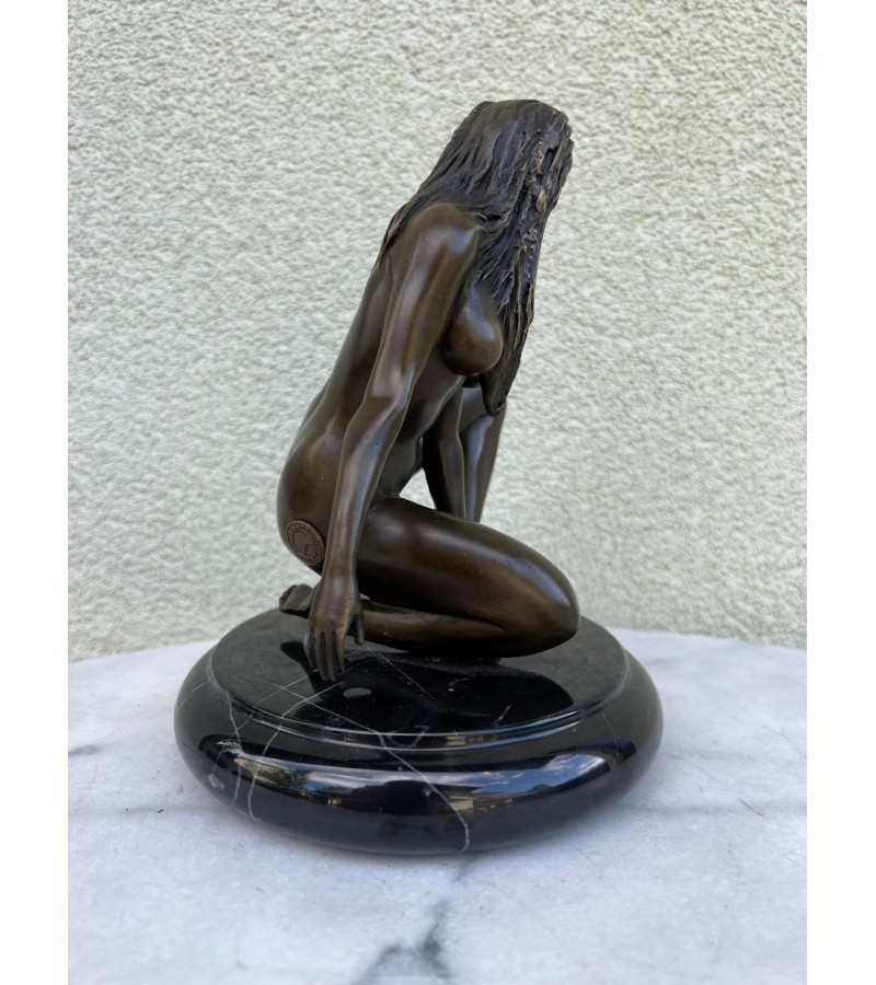 Skulptūra, statulėlė erotinė, bronzinė Mergina priklaupus. Autorius Claude. Prancūzija. Kaina 287
