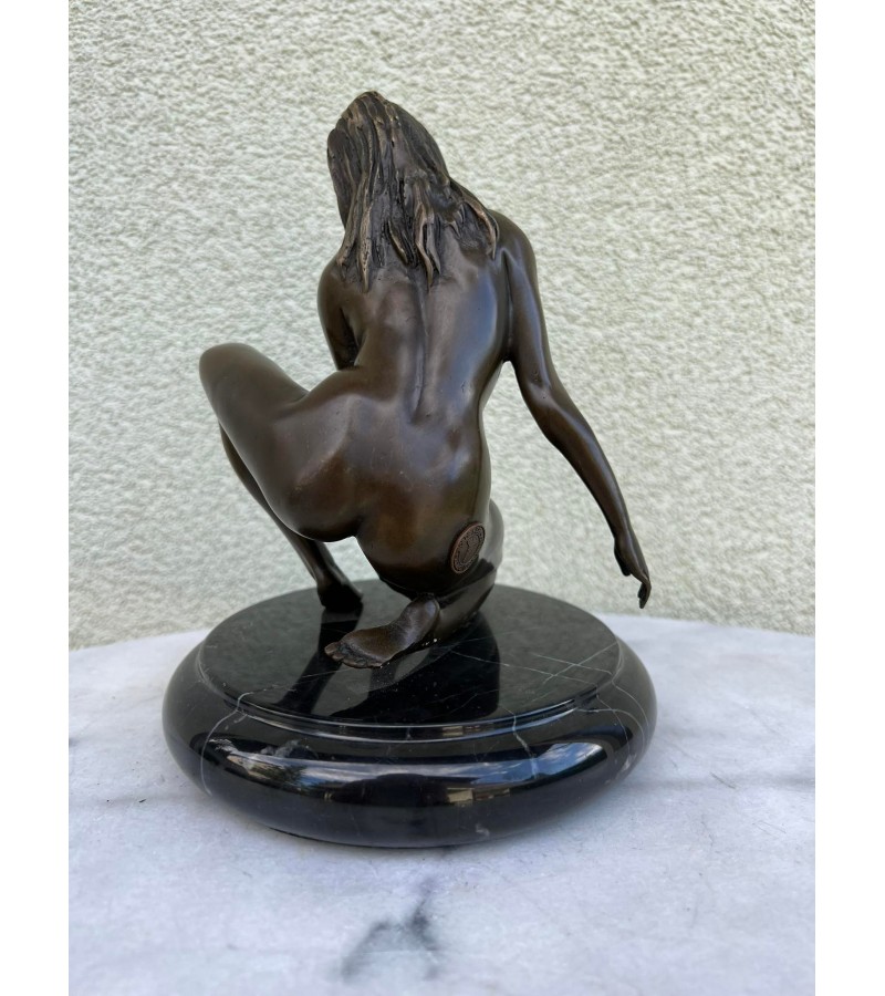Skulptūra, statulėlė erotinė, bronzinė Mergina priklaupus. Autorius Claude. Prancūzija. Kaina 287