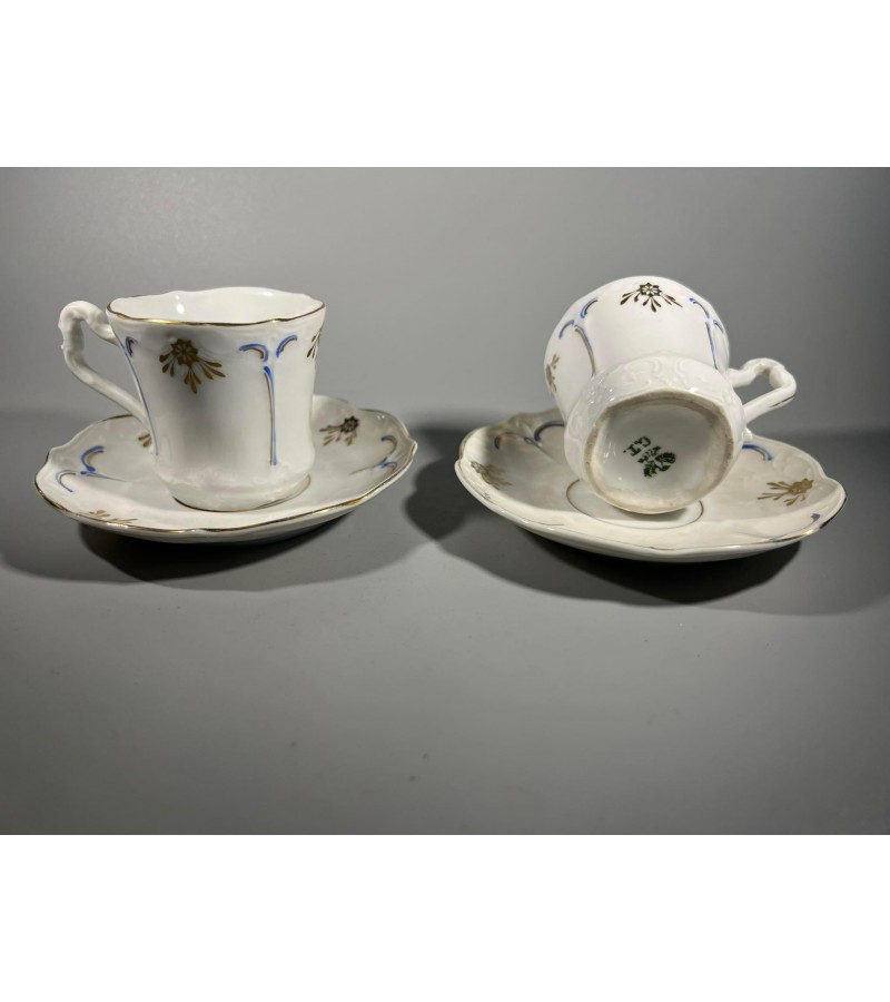 Puodels su lėkštute porcelianinis, antikvarinis. C. T. 1875 - 1935 m. Carl Tielsch Altwasser. Puodelio talpa 110 ml. 2 vnt. Kaina po 13