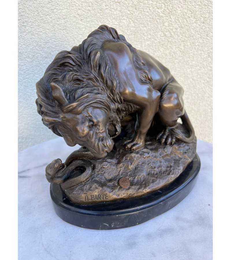 Statula bronzinė Liūtas ir gyvatė. Antoine Louis Barye (1796-1875). 1838 m. modelis, reprodukcija, Prancūzija. Svoris 8 kg. Kaina 358