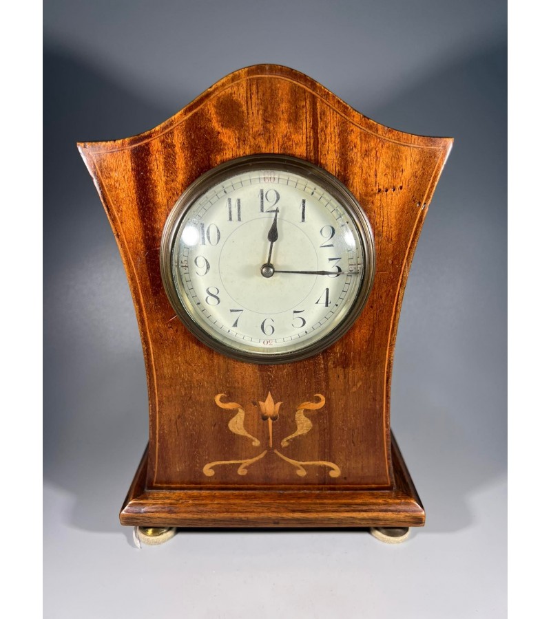 Laikrodis antikvarinis Secesijos stiliaus, mediniu puoštu, korpusu, porcelianiniu ciferblatu. Veikiantis. Kaina 93