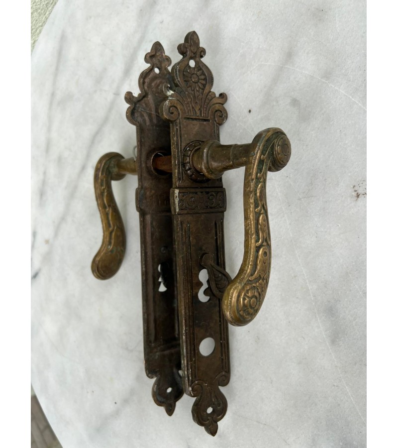 Rankena durų bronzinė, antikvarinė. Kaina 113