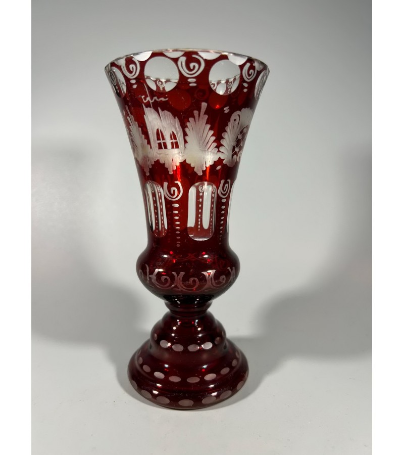 Vaza Bohemia Egermann rubino spalvos, raižyto, pjaustyto stiklo, antikvarinė. Kaina 52