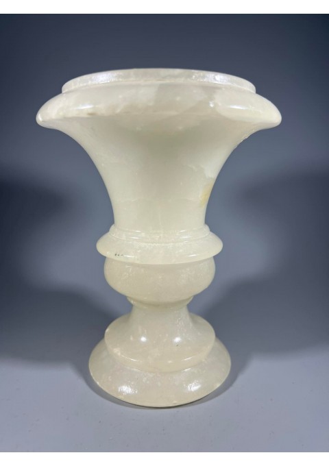 Vaza, pieštukinė alebastro antikvarinė. Svoris 900 g. Kaina 28