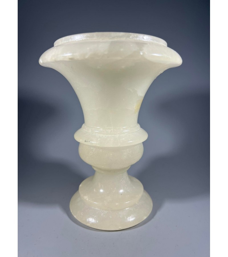 Vaza, pieštukinė alebastro antikvarinė. Svoris 900 g. Kaina 28
