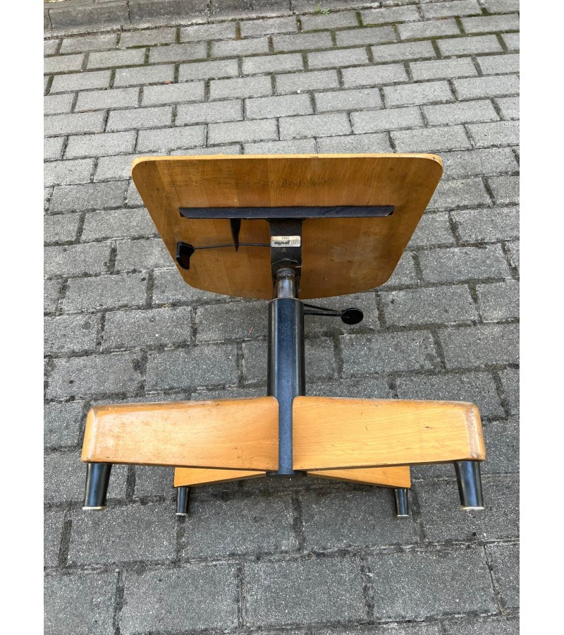 Kėdės industrinio stiliaus STOLL GIROFLEX, 1960 m. Šveicarija. Reguliuojami aukštis bei atlaltė. Reguliuojami aukštis bei atlaltė. Tvirtos ir ergonomiškos. 2 vnt. Mid-century modern stilius.Kaina 187 ir 87.