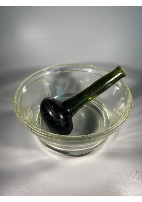 Grūstuvė, piesta stiklinė, stambi su stikliniu indu antikvariniai. Kaina 58 už viską