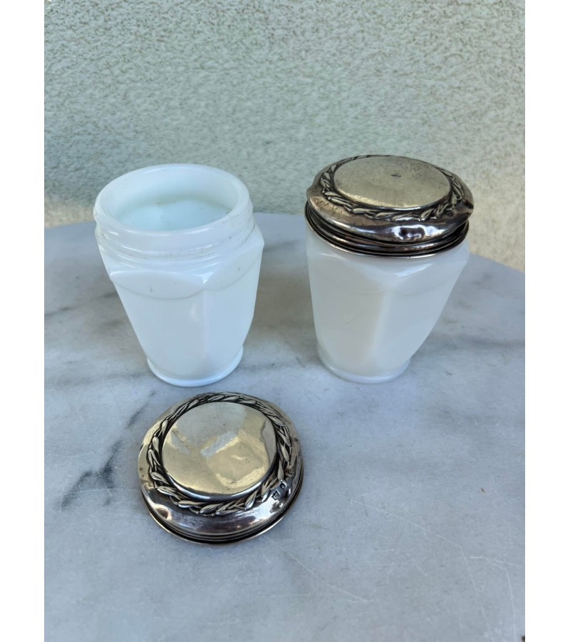 Indai sidbriniais kamščiais antikvariniai, veido kremo OATINE, pieno stiklo. 1927 m. Birmingemas. 2 vnt. Sidabrinių kamščių svoris po 14 g. Kaina po 48