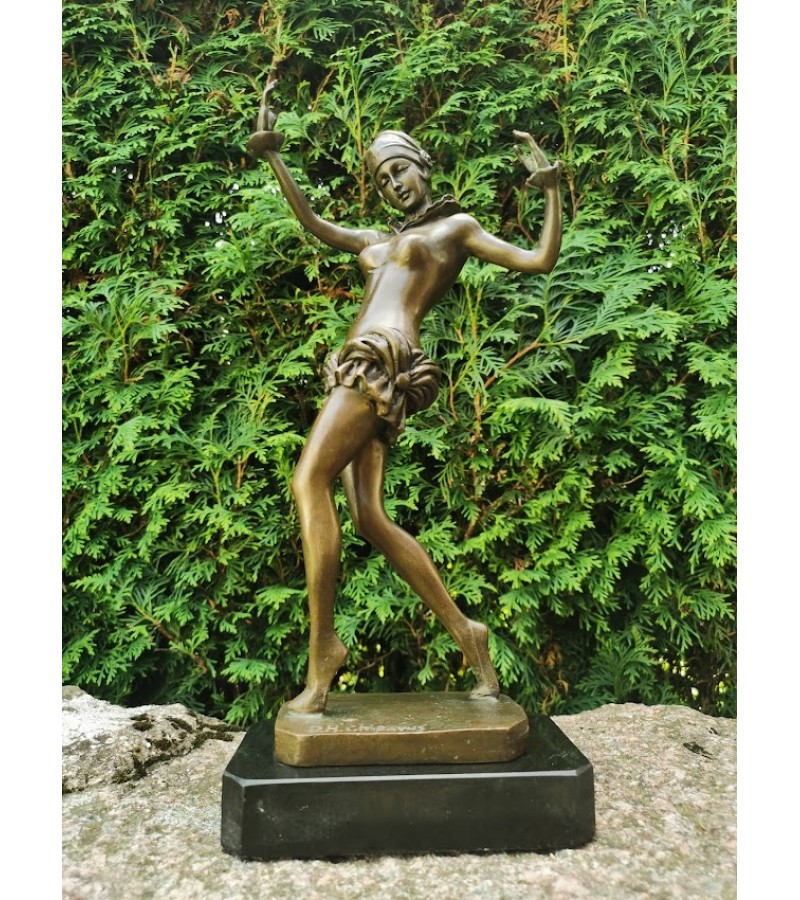 Statulėlė Art Deco stiliaus - Šokėja. Autorius D.H.Chiparus (1886-1947), kopija. Bronza, marmuras. Svoris 3 kg. Kaina 227