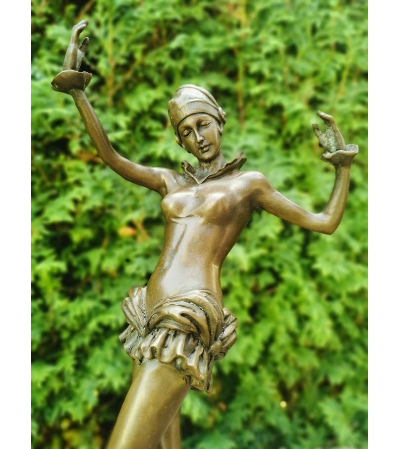 Statulėlė Art Deco stiliaus - Šokėja. Autorius D.H.Chiparus (1886-1947), kopija. Bronza, marmuras. Svoris 3 kg. Kaina 247