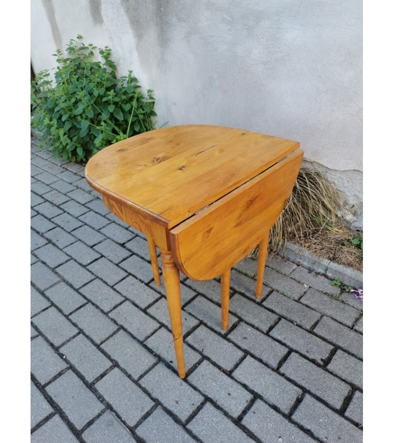 Konsolė - staliukas, prailginamas, medinis, antikvarinis. Tvirtas ir stabilus. Kaina 78
