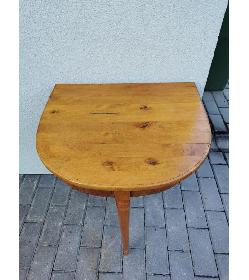 Konsolė - staliukas, prailginamas, medinis, antikvarinis. Tvirtas ir stabilus. Kaina 78