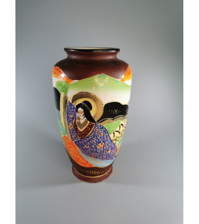 Vazelė Satsuma porcelianinė, japoniška, antikvarinė. Kaina 28