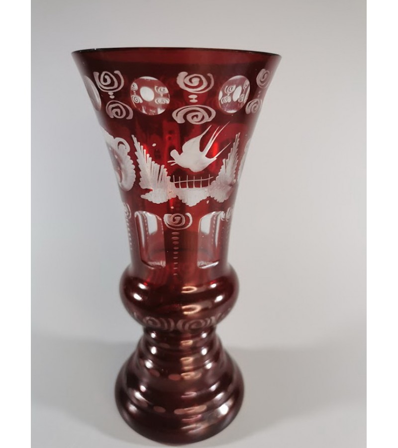 Vaza Bohemia Egermann rubino spalvos, raižyto, pjaustyto stiklo, antikvarinė. Kaina 52