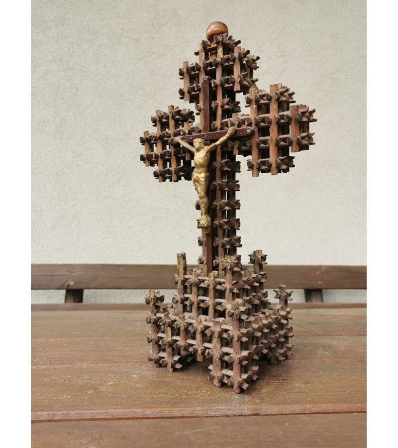 Kryžius pastatomas, sudėliotas iš pagaliukų, lietuviškas. Kaina 43