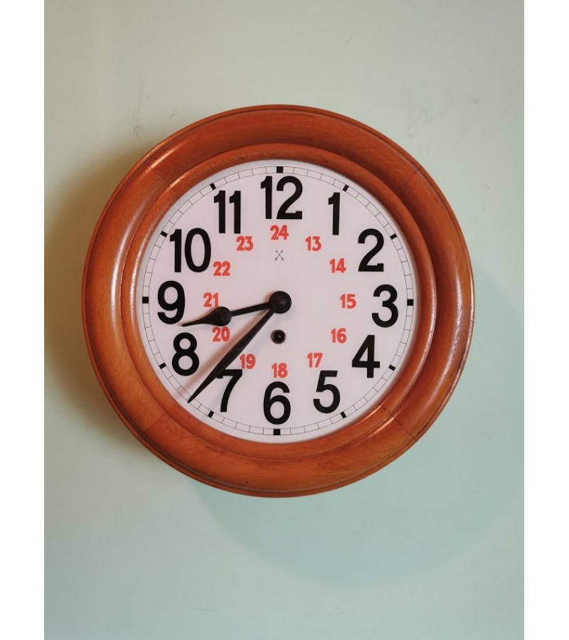 Laikrodis apvalus, stikliniu ciferblatu, mediniu korpusu, antikvarinis. Veikiantis. Kaina 153