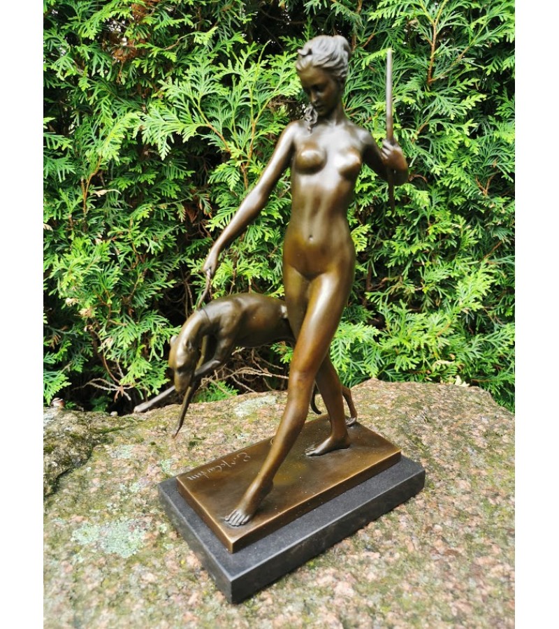 Statula bronzinė Deivė Diana su šuniu. Autorius Edward McCartan (1879-1947). 1928 m. modelis, reprodukcija, pagaminta Prancūzijoje. Svoris 2,7 kg. Kaina 183
