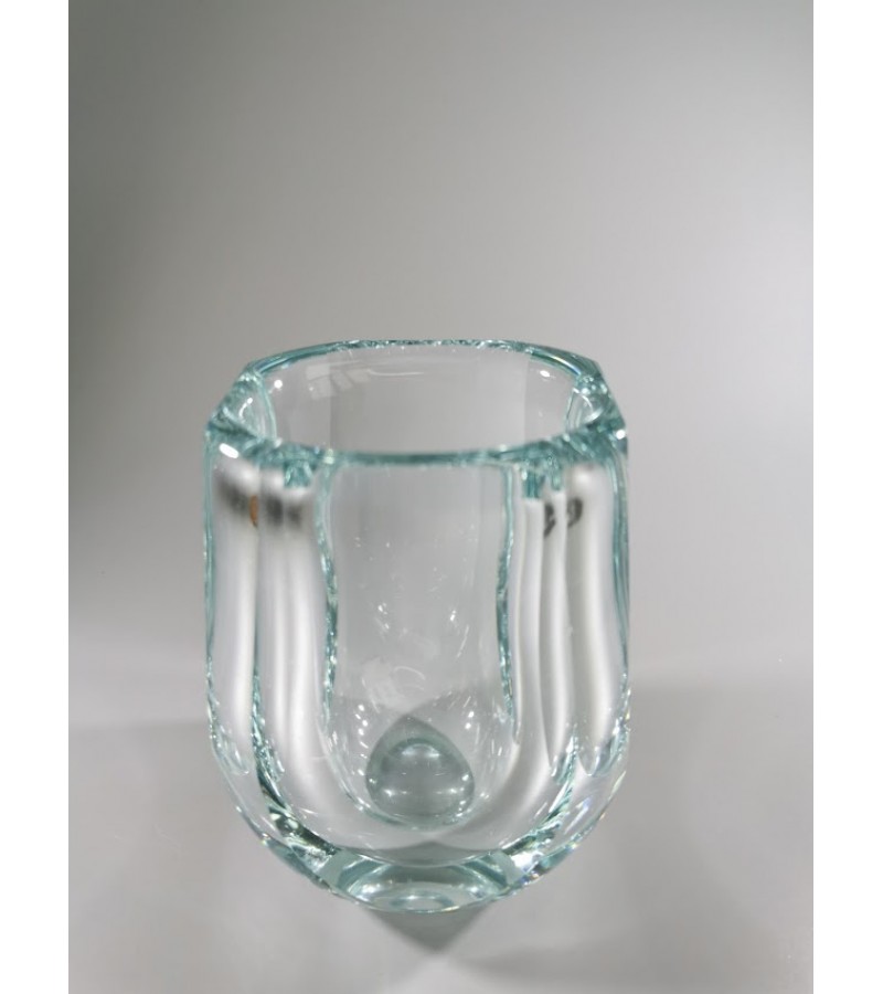 Vaza storo presuoto stiklo, Mid-century modern stiliaus. Autorinė. Svoris 1,2 kg. Kaina 33