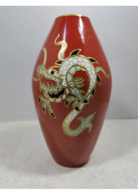 Vazelė porcelianinė reljefiniu drakono atvaizdu. Vokietija (GDR). Kaina 32