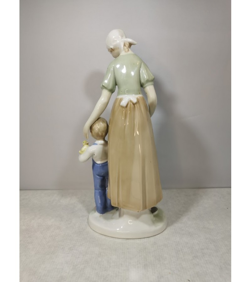 Statulėlė porcelianinė Motina su vaiku. Vokietija. GDR. Lippelsdorf 1951 - 1974 mark. Kaina 63