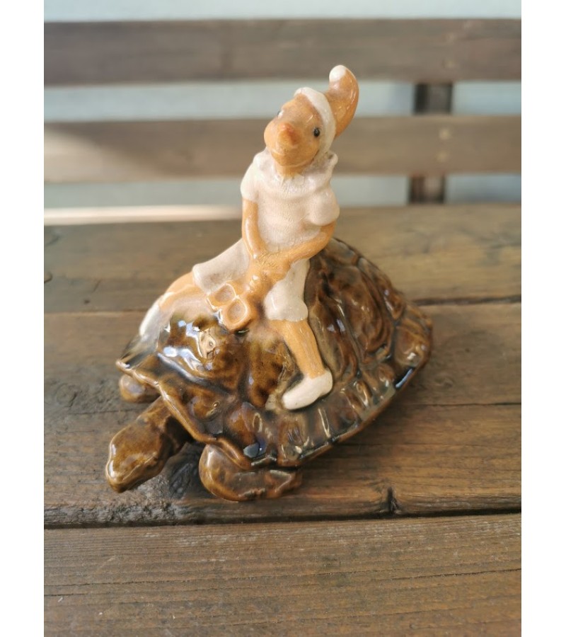 Statulėlė Buratinas ant vėžlio, antikvarinė, keraminė, glazūruota. Kaina 47