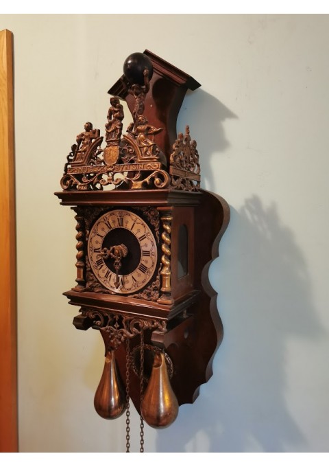 Laikrodis olandiškas, antikvarinio stiliaus, pakabinamas, sieninis. Veikiantis, patikrintas laikrodininko. Kaina 187