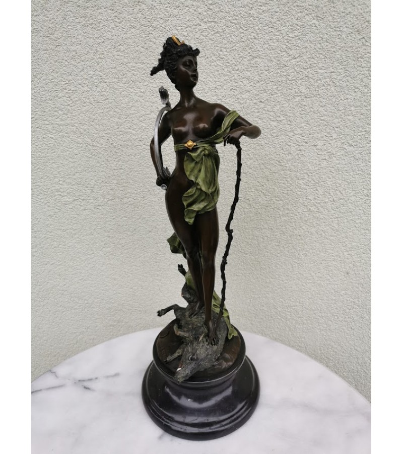 Statula bronzinė Diana Victorious. Svoris 6 kg. Kaina 227