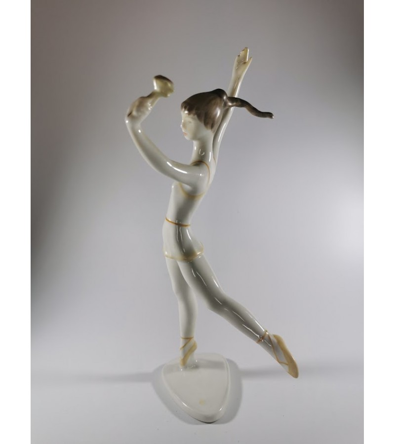 Statulėlė Balerina. Gimnastė, Mergaitė su gėle, porcelianinė. Kaina 48