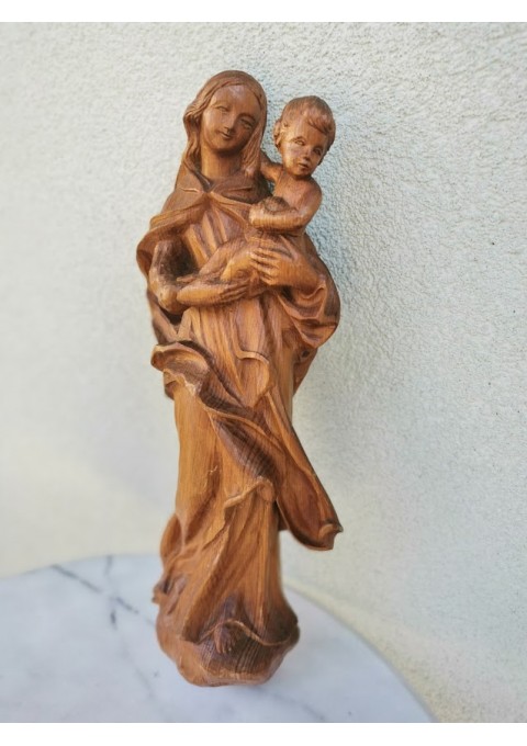 Statula medinė, pakabinama Šv. Marijos su kūdikėliu Jėzumi. Kaina 92