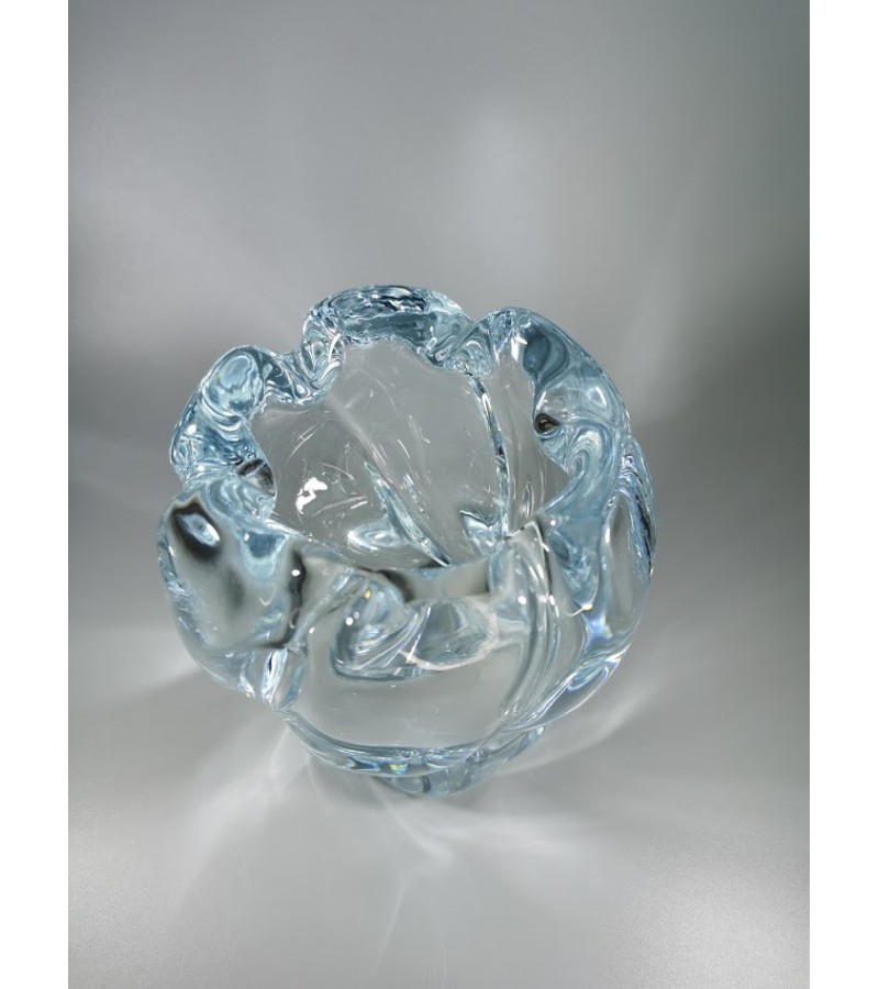 Vaza storo presuoto stiklo, Mid-century modern stiliaus. Autorinė. Svoris 2 kg. Kaina 51
