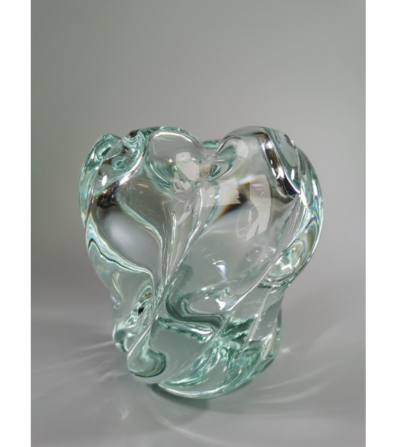 Vaza storo presuoto stiklo, Mid-century modern stiliaus. Autorinė. Svoris 2,2 kg. Kaina 48
