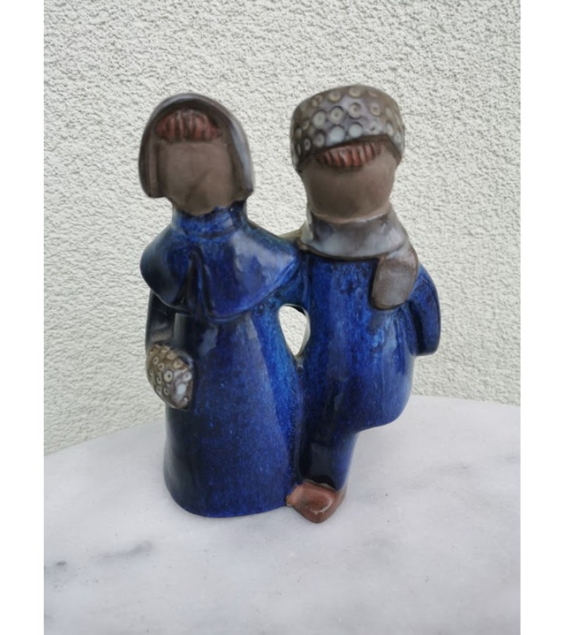 Statulėlė Porelė žiemą. Glazūruota keramika. Jie gantofta Sweden. Design Elsi Bourelius. 1960 m. Kaina 21