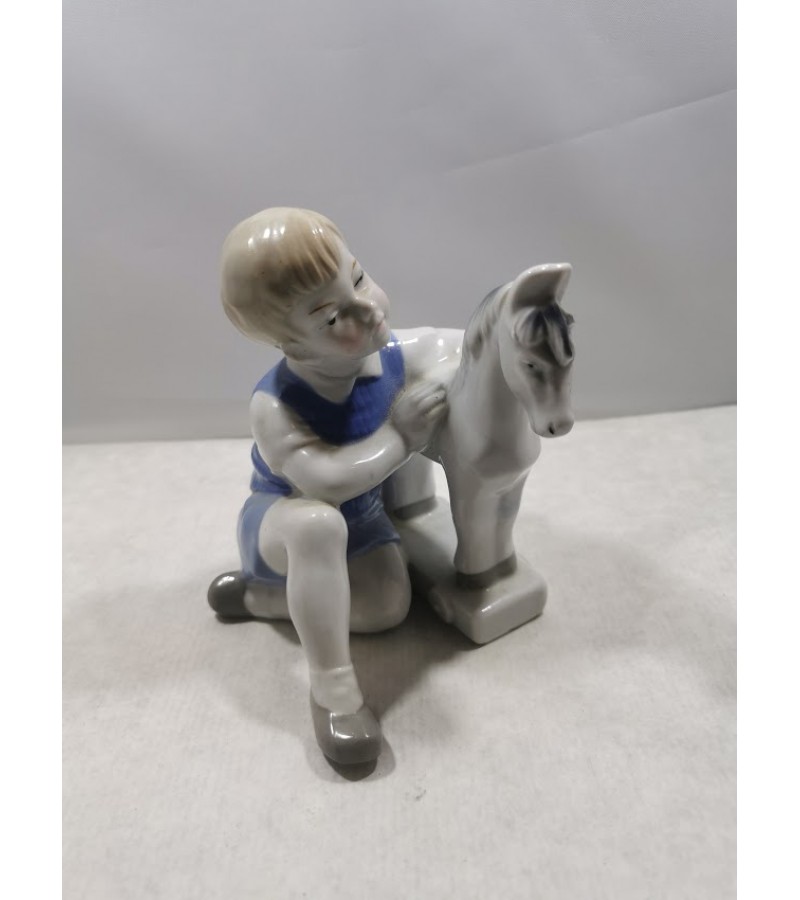 Statulėlė porcelianinė Berniukas su arkliuku. Kaina 28