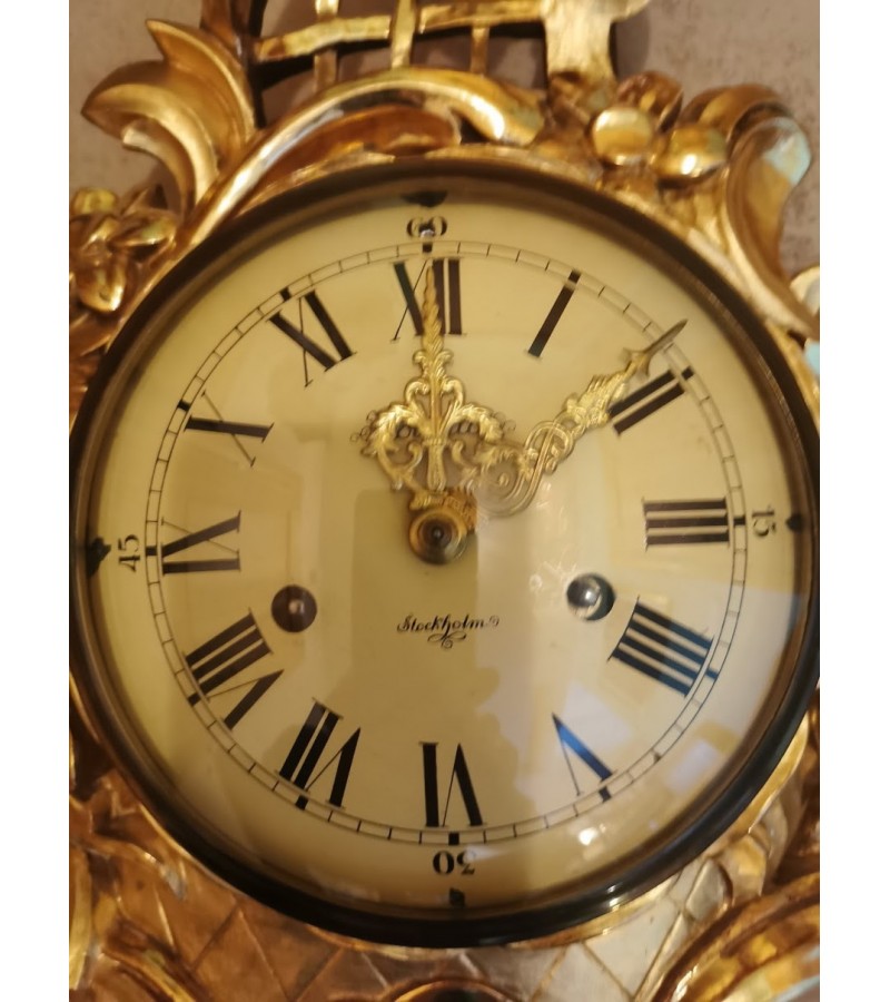 Laikrodis ir bra šviestuvai, antikvariniai. Laikrodis veikiantis, patikrintas laikrodininko. Kaina laikrodžio 163, šviestuvų kaina po 33.